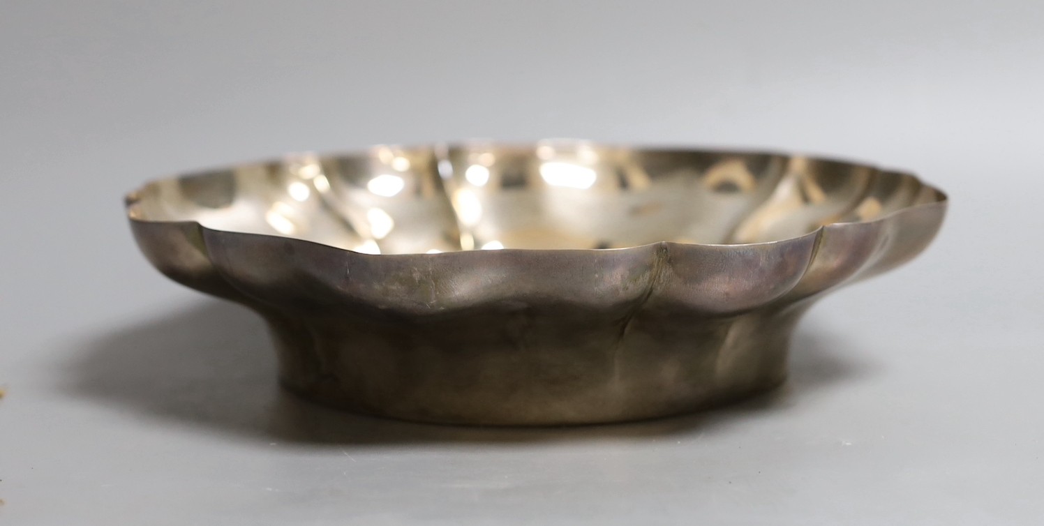 A modern silver fruit bowl, Barker ,Ellis Co, Birmingham, 1974, diameter 23.6cm, 13.5oz.